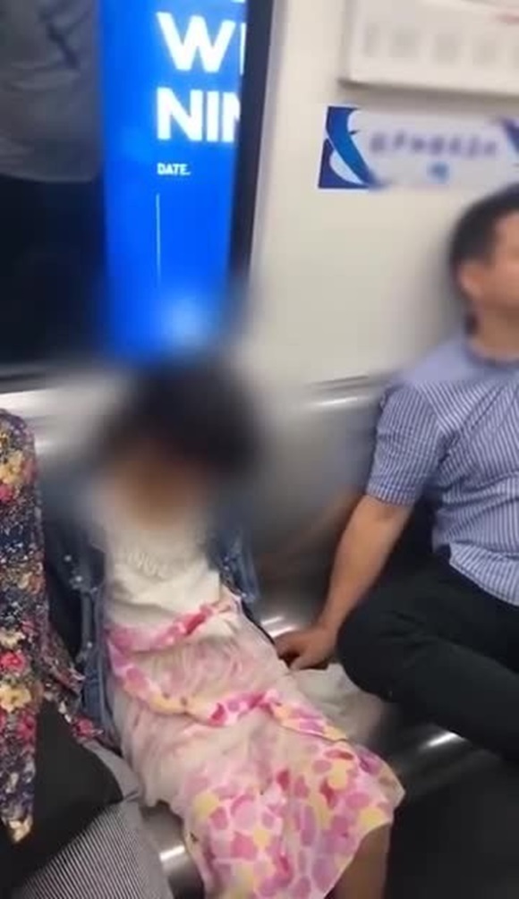 Người đàn ông say rượu sờ soạng bé gái trên tàu điện ngầm nhận hình phạt thích đáng, nhưng bản án này khiến cư dân mạng cực kỳ phẫn nộ-1