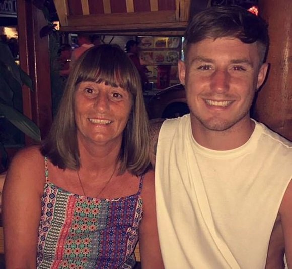 Đưa con đi chơi ở công viên nước, bà mẹ bị lột sạch quần áo, suýt liệt toàn thân vì tai nạn bất ngờ nhưng ai cũng nên cảnh giác-1