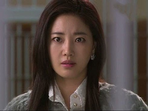 Con khóc thất thanh bên phòng chị dâu, tôi chạy sang thì