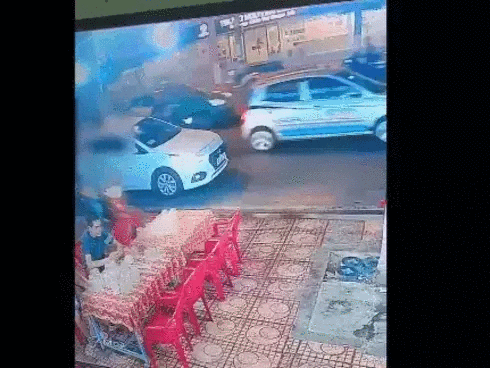 Xe máy đâm thẳng vào đầu ô tô, camera hành trình tố nguyên nhân thực sự-1