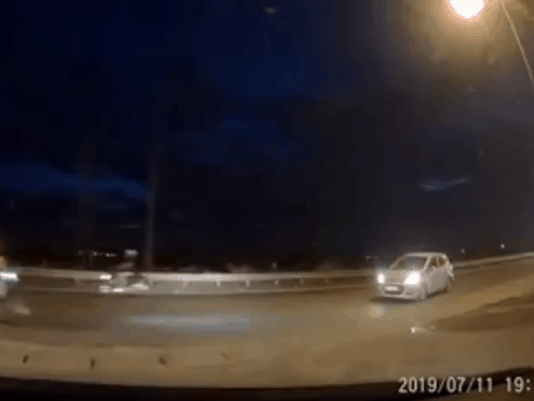 CLIP: Gây ra loạt va chạm, tài xế vẫn cố thủ trong ô tô rồi bất ngờ nhấn ga bỏ chạy-1