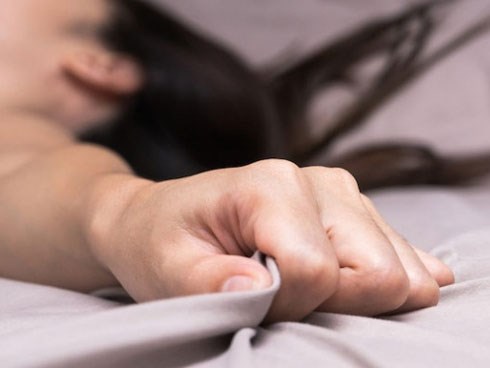 Sốc vì chồng nghiện tình dục ép vợ học lớp ''ân ái online
