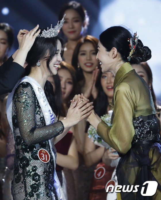 Chung kết Hoa hậu Hàn Quốc 2019 gây bão: Tân Hoa hậu xinh đến mức dìm cựu Hoa hậu, dàn Á hậu đằng sau bị chê mặt nhựa-10