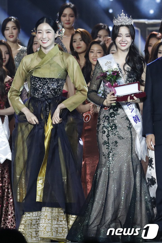 Chung kết Hoa hậu Hàn Quốc 2019 gây bão: Tân Hoa hậu xinh đến mức dìm cựu Hoa hậu, dàn Á hậu đằng sau bị chê mặt nhựa-11