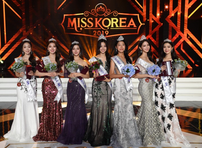 Chung kết Hoa hậu Hàn Quốc 2019 gây bão: Tân Hoa hậu xinh đến mức dìm cựu Hoa hậu, dàn Á hậu đằng sau bị chê mặt nhựa-16