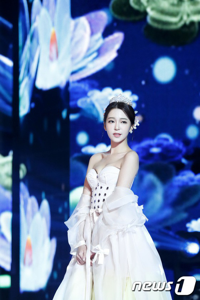 Chung kết Hoa hậu Hàn Quốc 2019 gây bão: Tân Hoa hậu xinh đến mức dìm cựu Hoa hậu, dàn Á hậu đằng sau bị chê mặt nhựa-22