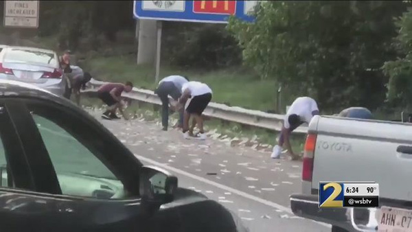 Xe chở tiền đánh rơi hơn 4 tỷ đồng trên đường cao tốc, người dân xúm vào nhặt trước sự bất lực của cảnh sát-1