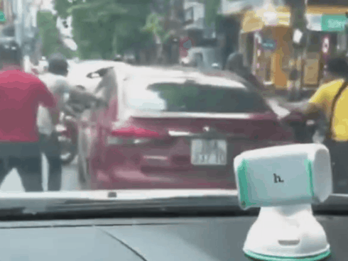 CLIP: Gây ra loạt va chạm, tài xế vẫn cố thủ trong ô tô rồi bất ngờ nhấn ga bỏ chạy