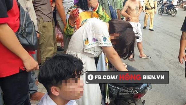 Va chạm giao thông, nam thanh niên lao vào đánh đập dã man 3 mẹ con ngay trên đường-1