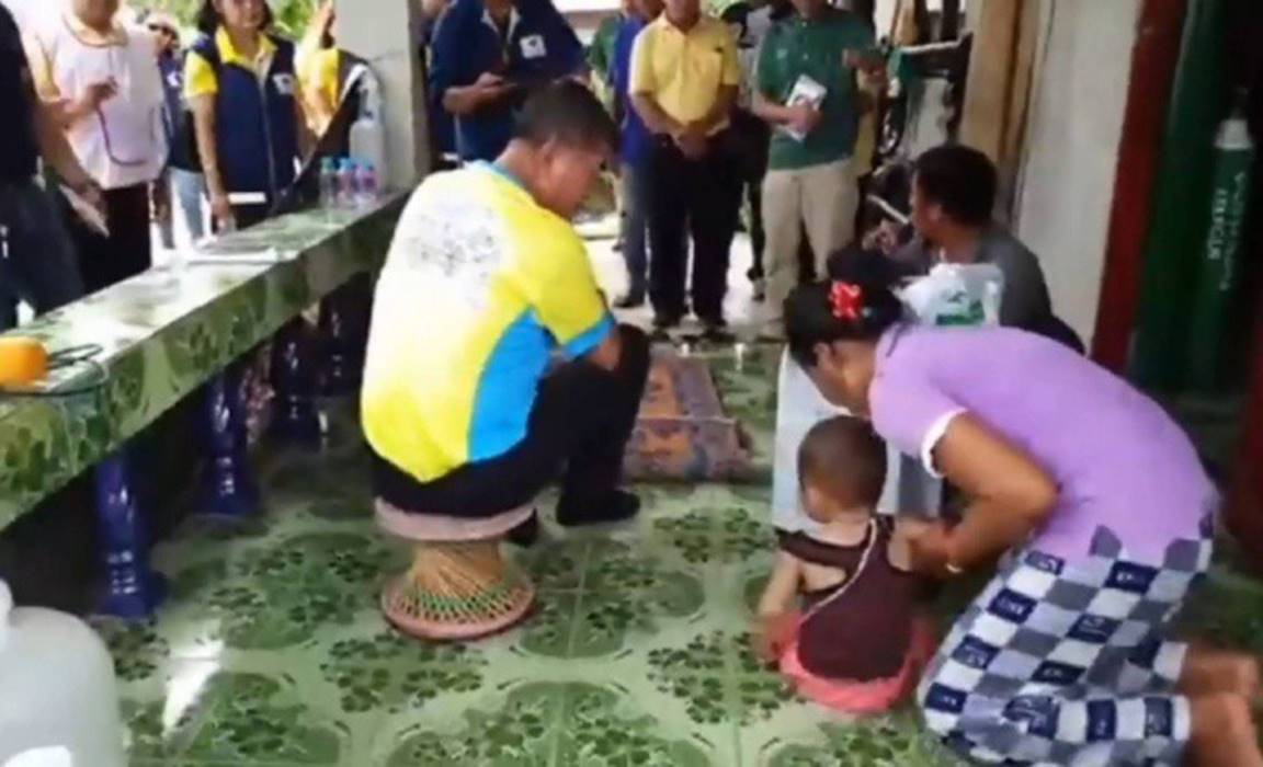 Có gì bằng tình cha nghĩa mẹ: 2 ngày 1 lần, cặp vợ chồng lại đi xe máy 120km đổi bình oxy để giữ mạng cho con-2