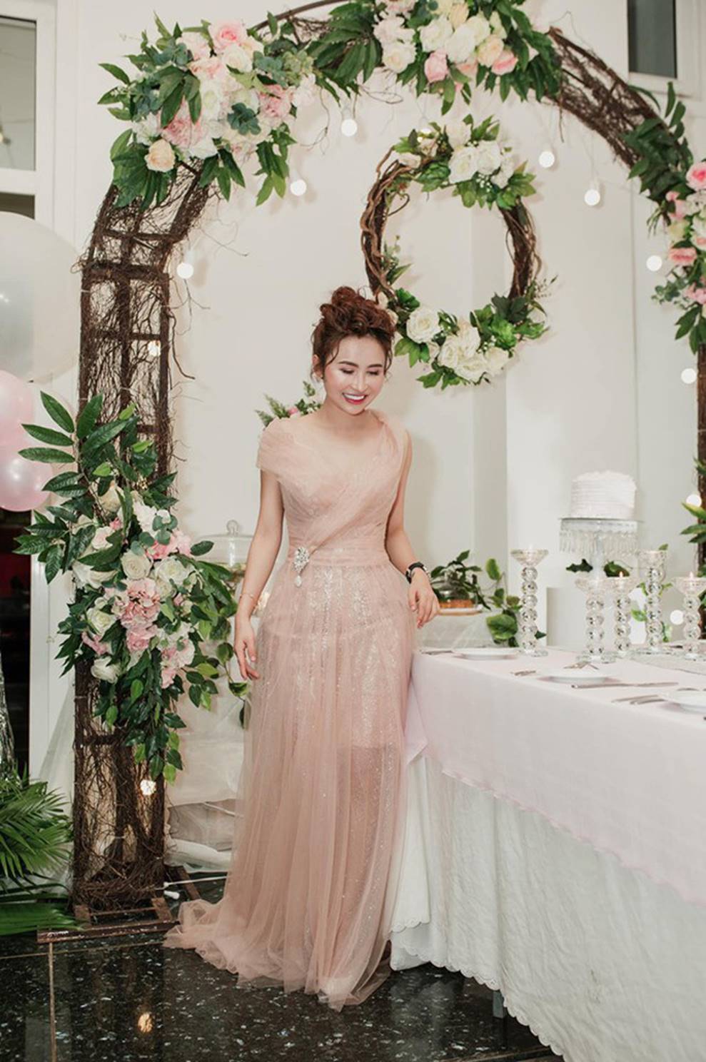 Nhan sắc ngày càng trẻ đẹp của vợ đại gia Minh Nhựa: Body nuột nà không hề thua chị kém em-1