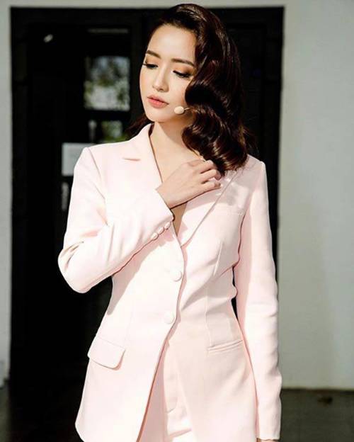 Khéo như Bích Phương: Hô biến vòng 1 lép kẹp thành lợi thể để ăn mặc sang chảnh-7