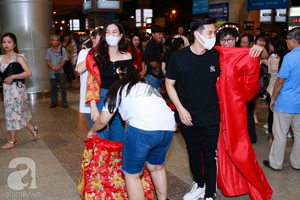 Hot: Đông Nhi và Ông Cao Thắng bất ngờ được tổ chức đám cưới ngay tại sân bay sau khi trở về từ Mỹ-3