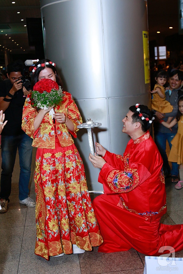 Hot: Đông Nhi và Ông Cao Thắng bất ngờ được tổ chức đám cưới ngay tại sân bay sau khi trở về từ Mỹ-10