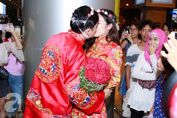 Hot: Đông Nhi và Ông Cao Thắng bất ngờ được tổ chức đám cưới ngay tại sân bay sau khi trở về từ Mỹ-12