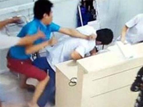 Nữ điều dưỡng bị người nhà bệnh nhân hành hung phải nhập viện-2