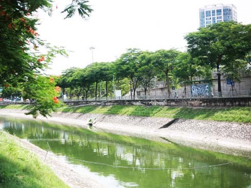 Chùm ảnh: Qua rồi thời đen đúa vẩn đục, giờ đây nước sông Tô Lịch đổi màu xanh rêu đẹp đến ngỡ ngàng