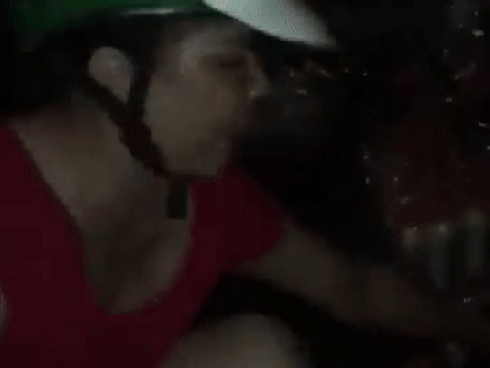 Clip: Xe tải đánh rơi hàng chục thùng mì tôm giữa đường, các tài xế phía sau lập tức tranh nhau hôi của-2