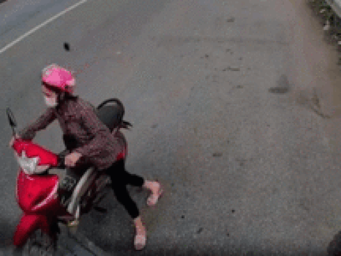 CSGT đuổi theo người phụ nữ dắt xe máy đi ngược chiều trên quốc lộ