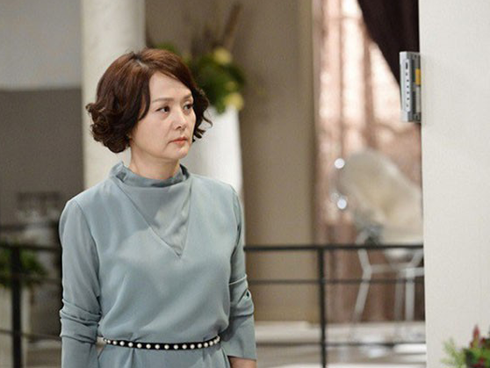 Chăm con dâu ở cữ mà mẹ chồng cứ sáng đi, tối muộn mới về, tôi chỉ biết sự thật khi thấy phong bì trong túi áo bà-2