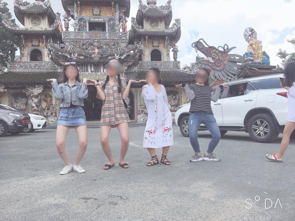 Mặc váy ngắn cũn cỡn khi tới ngôi chùa nổi tiếng ở Đà Lạt, nhóm bạn trẻ khiến dân mạng tranh cãi gay gắt-2