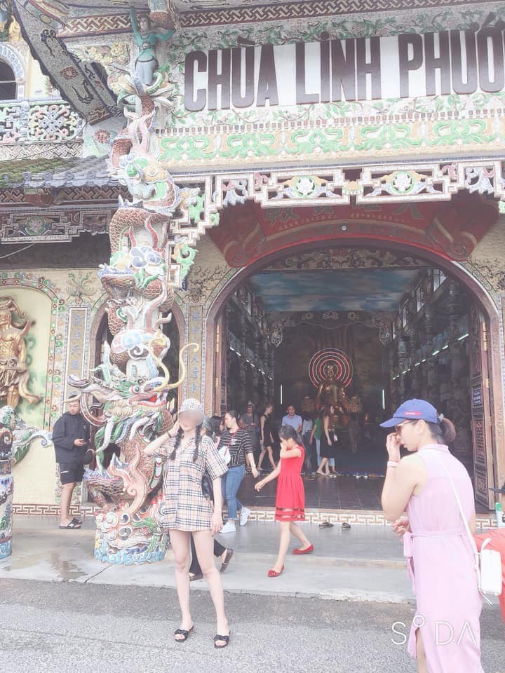 Mặc váy ngắn cũn cỡn khi tới ngôi chùa nổi tiếng ở Đà Lạt, nhóm bạn trẻ khiến dân mạng tranh cãi gay gắt-3
