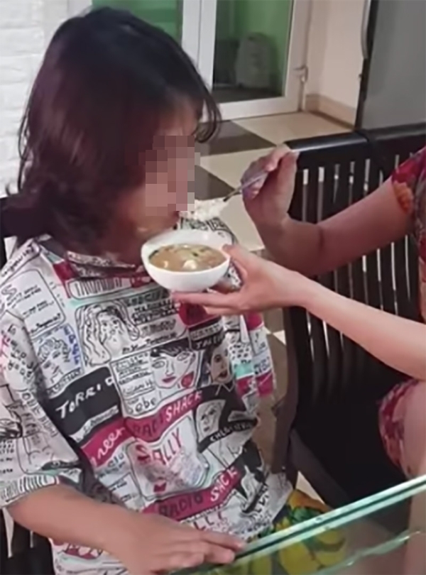 Xôn xao clip cô gái sắp bước vào cấp 3 vẫn làm mình làm mẩy đòi mẹ bón từng thìa cơm-1