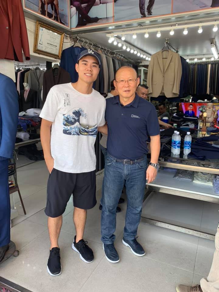 HLV Park Hang Seo e thẹn trước fan nữ người Hàn, thoải mái khoác vai ngôi sao bóng rổ tại Đà Nẵng-2