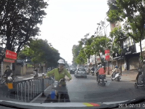 Thót tim nữ ninja đi băng băng trên đường Hà Nội, 1 tay lái xe máy, 1 tay... bồng con nhỏ-8