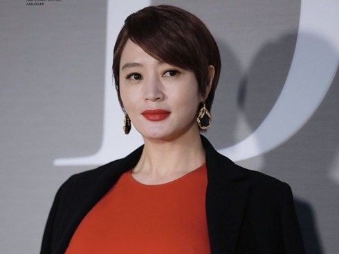 Chuyện đời buồn của đại minh tinh xứ Hàn - Kim Hye Soo: Bán hết gia sản để trả nợ cho mẹ cờ bạc, sống cảnh nhà thuê vẫn bị bám theo đòi tiền