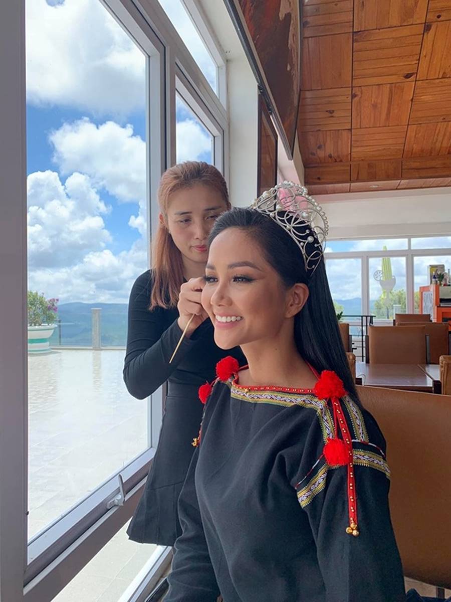 HHen Niê bất ngờ thướt tha tóc dài trên cao nguyên sau khi làm gãy vương miện-1