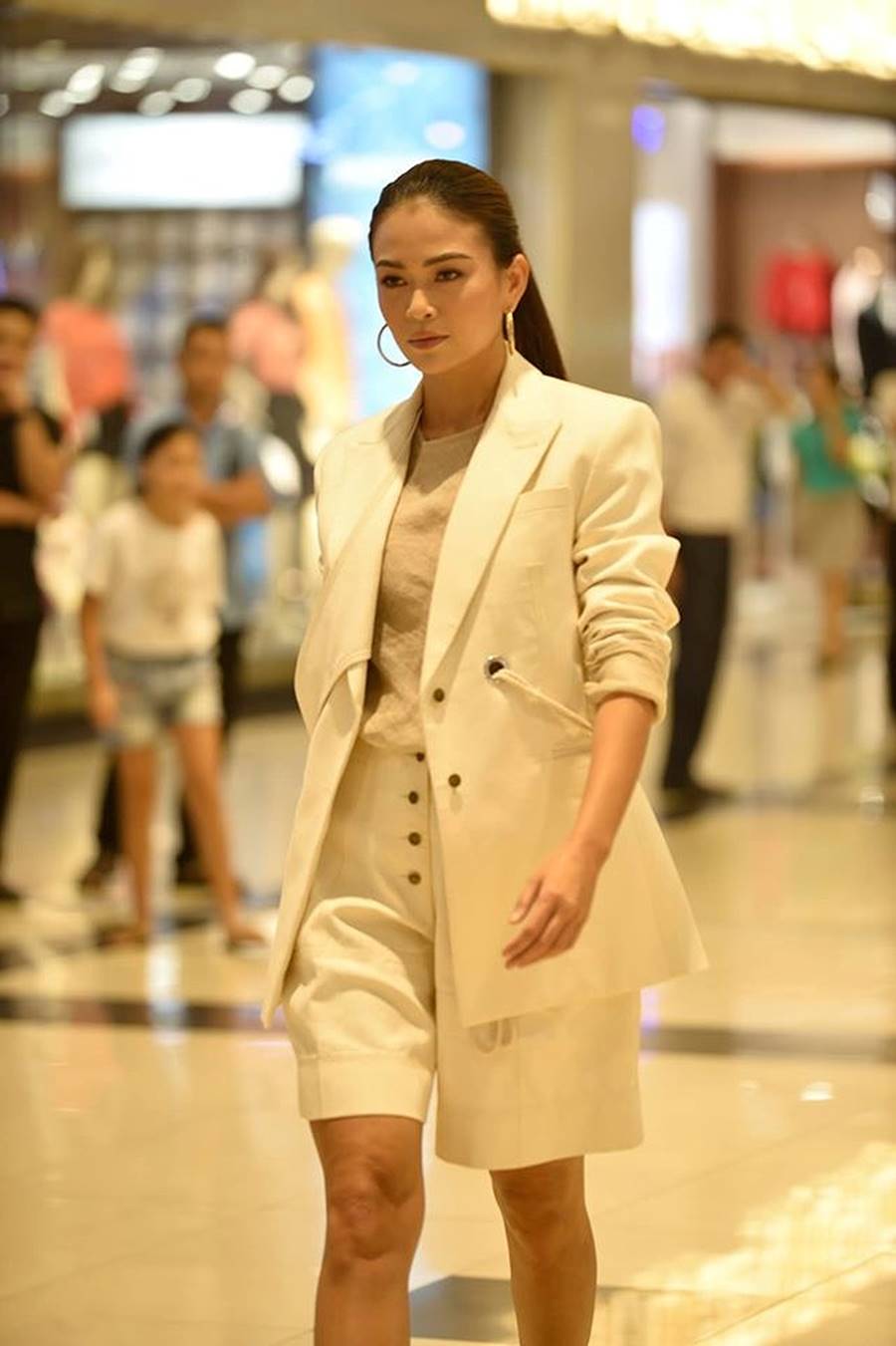 HHen Niê bất ngờ thướt tha tóc dài trên cao nguyên sau khi làm gãy vương miện-9