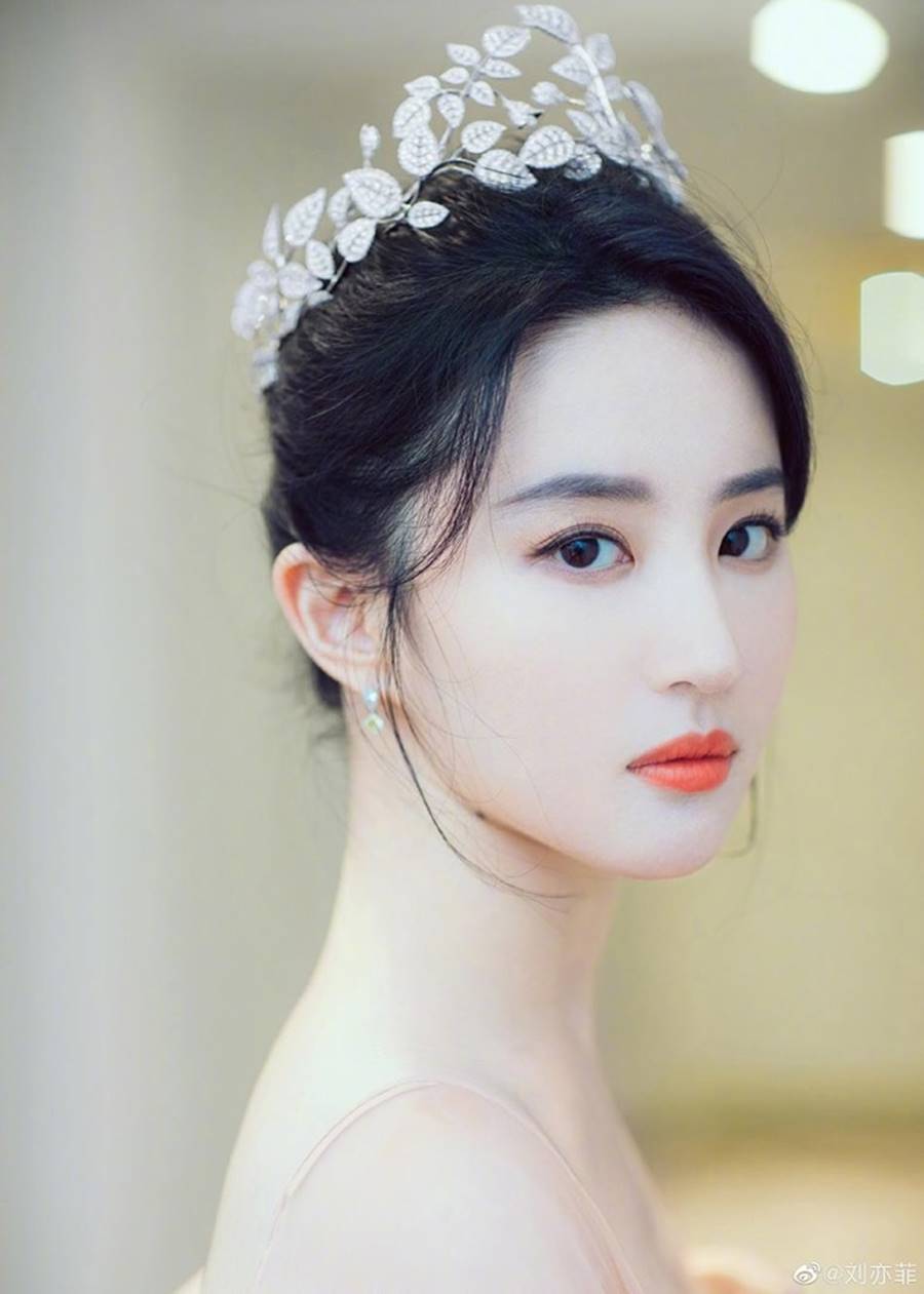 Lưu Diệc Phi đội vương miện, xinh đẹp như nàng tiên bước ra từ truyện cổ tích-1
