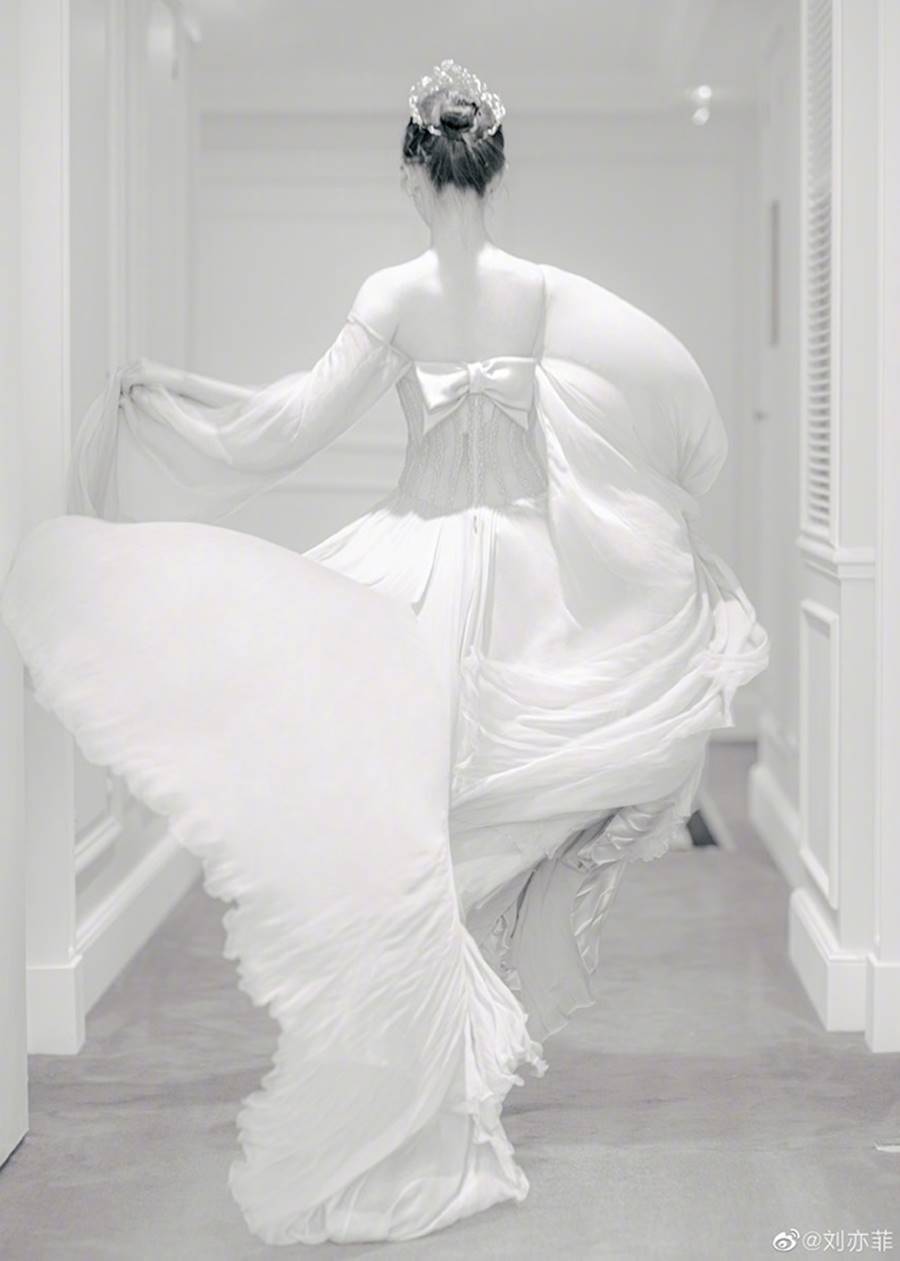 Lưu Diệc Phi đội vương miện, xinh đẹp như nàng tiên bước ra từ truyện cổ tích-5