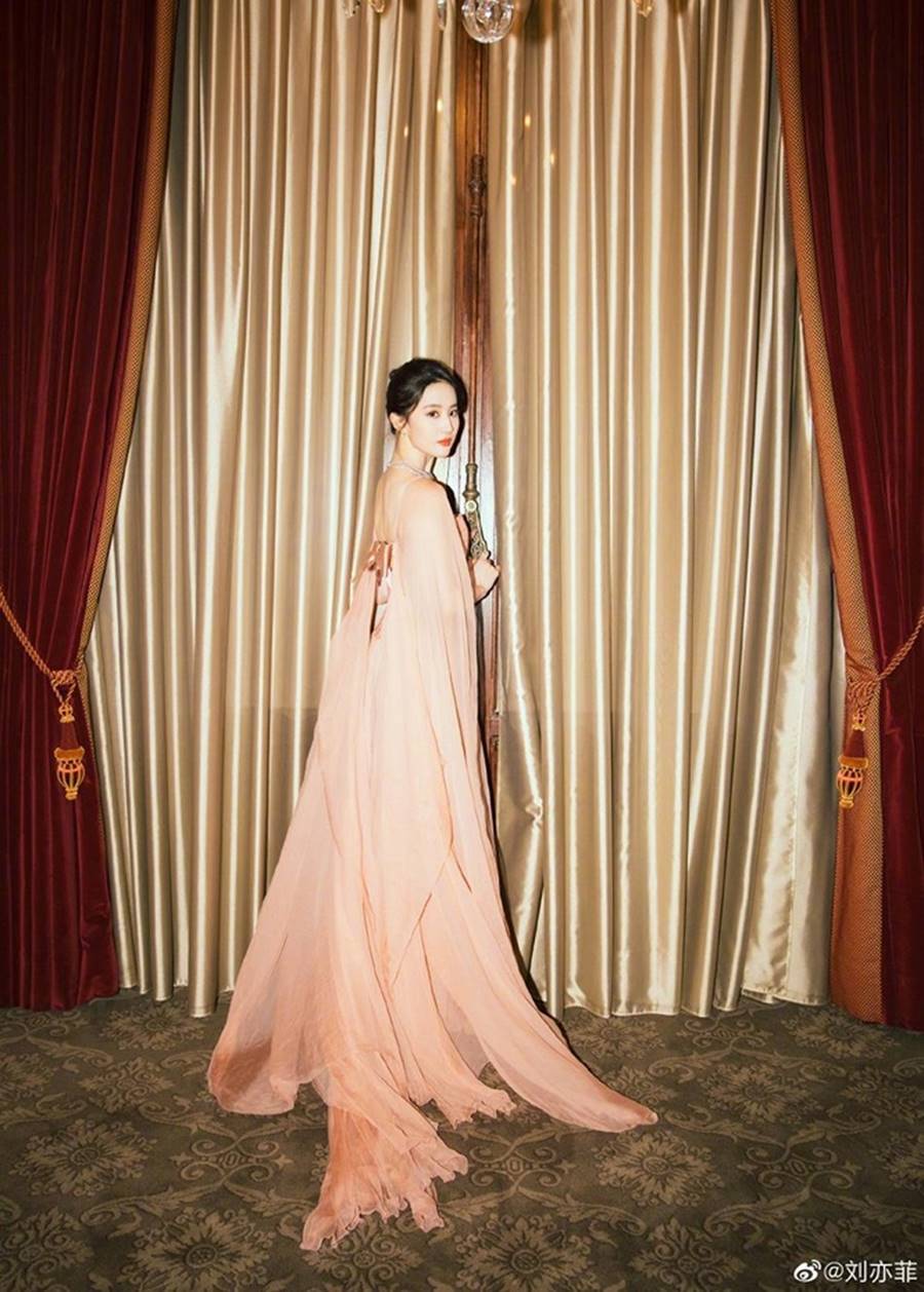 Lưu Diệc Phi đội vương miện, xinh đẹp như nàng tiên bước ra từ truyện cổ tích-6