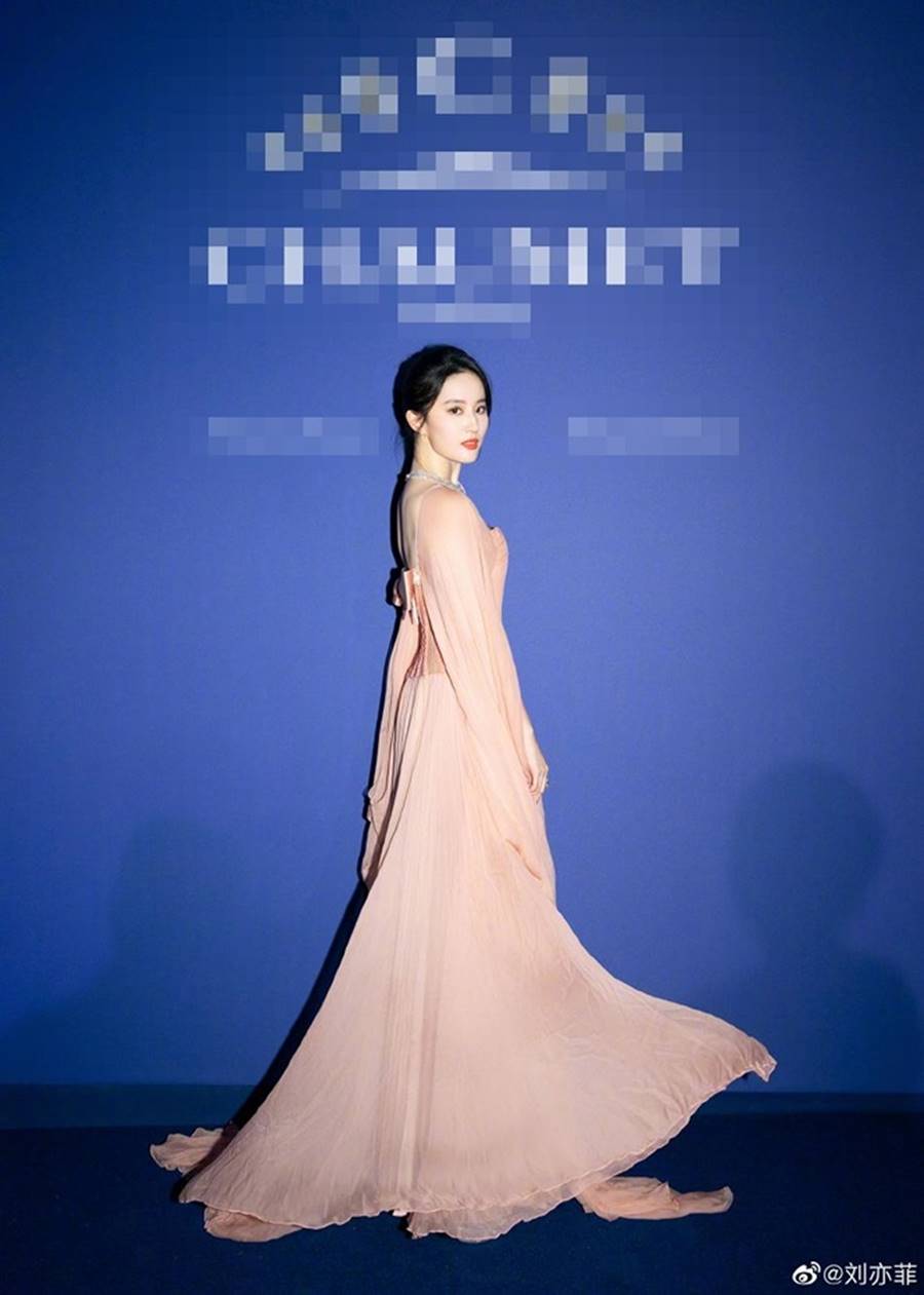 Lưu Diệc Phi đội vương miện, xinh đẹp như nàng tiên bước ra từ truyện cổ tích-8