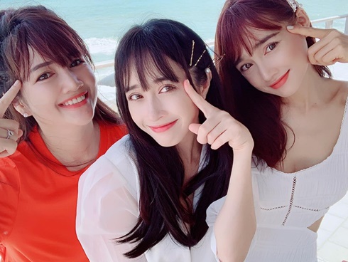 Nổi tiếng là gái ngoan, nhưng mỗi lần diện đồ khoe eo, Nhã Phương lại gây sốt-16