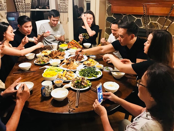 Ngồi lên bàn lại còn đặt chân lên ghế, Hồ Ngọc Hà - Kim Lý bị chê thiếu ý thức khi du ngoạn nước Mỹ-1