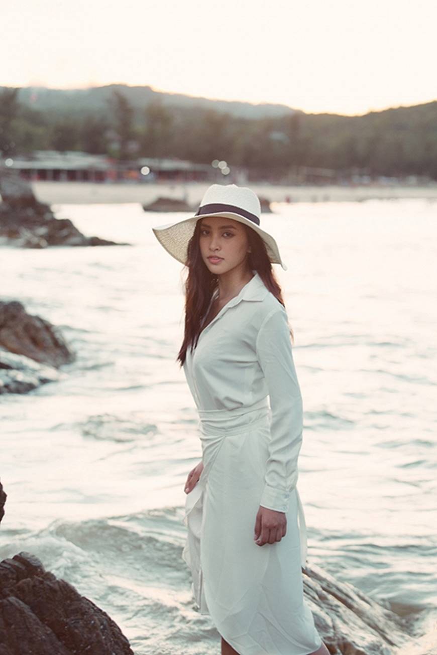 Diện đầm trắng thanh khiết, Hoa hậu Tiểu Vy đẹp ngẩn ngơ dạo biển cùng trai lạ-10