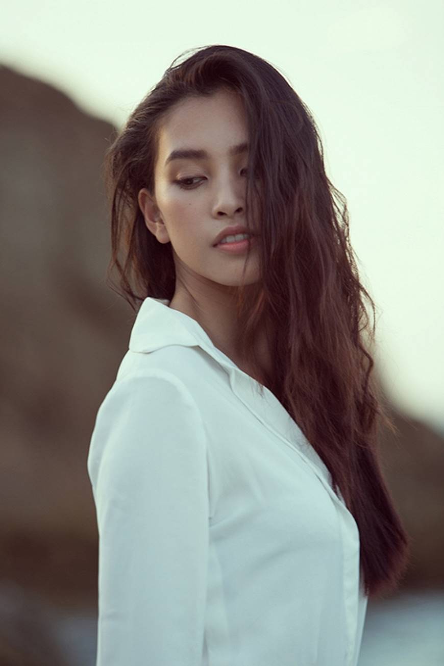 Diện đầm trắng thanh khiết, Hoa hậu Tiểu Vy đẹp ngẩn ngơ dạo biển cùng trai lạ-12