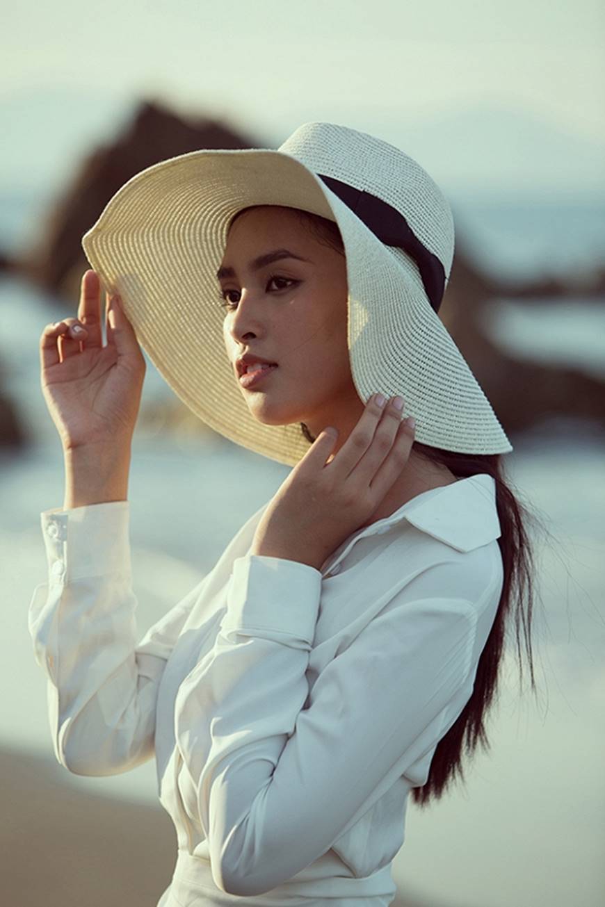 Diện đầm trắng thanh khiết, Hoa hậu Tiểu Vy đẹp ngẩn ngơ dạo biển cùng trai lạ-6