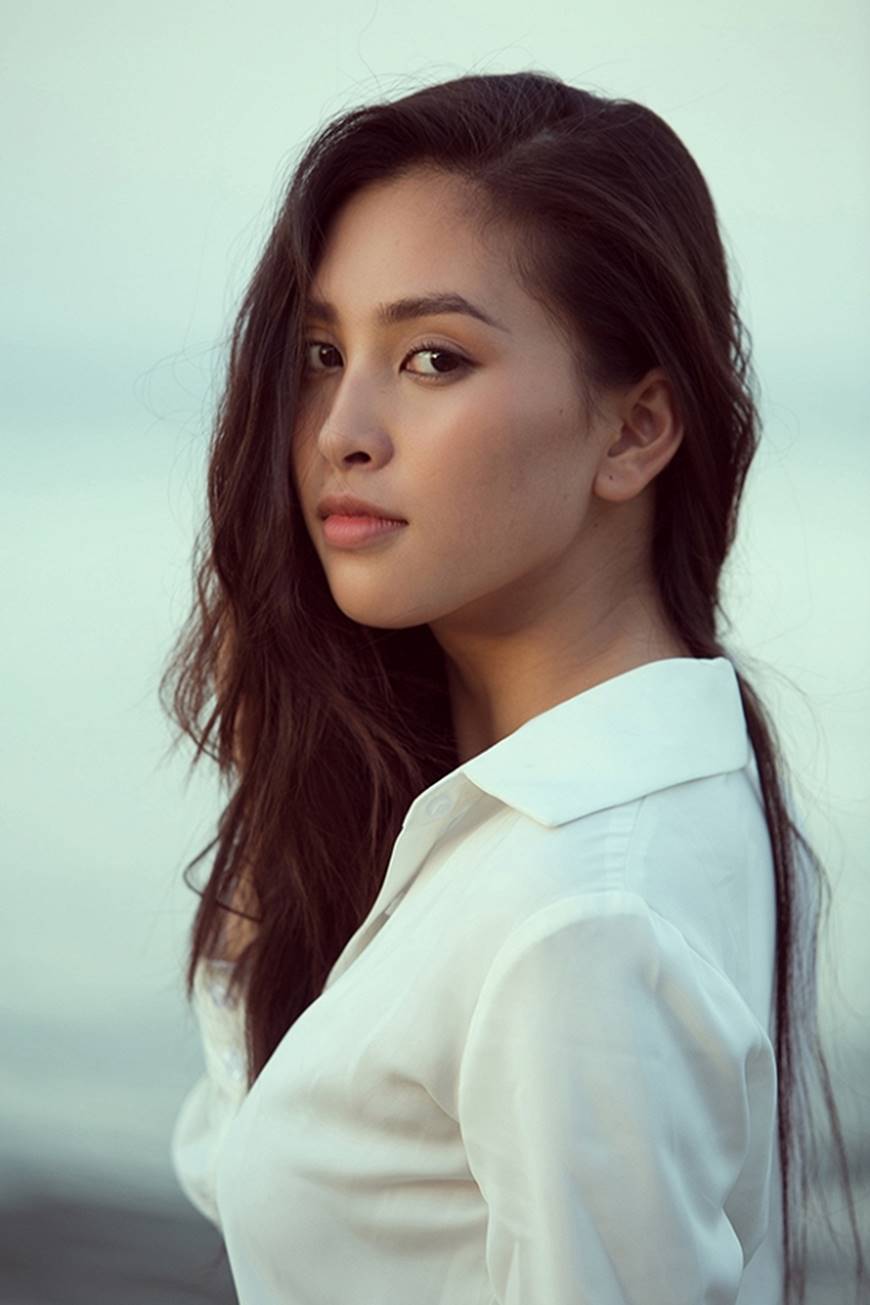 Diện đầm trắng thanh khiết, Hoa hậu Tiểu Vy đẹp ngẩn ngơ dạo biển cùng trai lạ-14