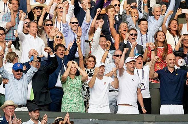 Đỏ mặt ở Wimbledon: Vợ Federer cổ vũ quá sung, hết hồn bung cúc áo-5