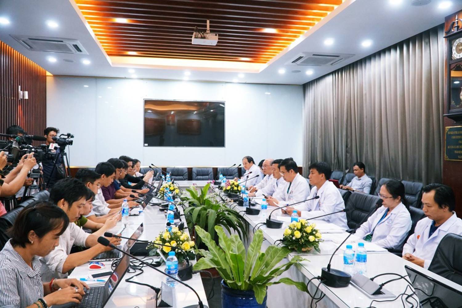 Bệnh nhân tử vong sau 4 tiếng nằm chờ cấp cứu, BV Chợ Rẫy nói do bác sĩ thiếu kinh nghiệm-3