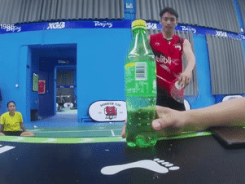 Nhà vô địch ASIAD mở nắp chai theo kiểu độc lạ