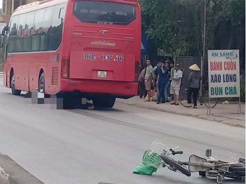 Xe khách cán chết cụ ông 80 tuổi đi xe đạp điện, kéo lê 20m