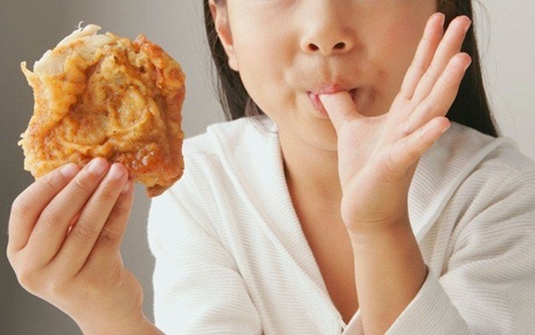 Mẹ tắm cho con gái thấy có dấu hiệu này mới giật mình hoảng hốt-2