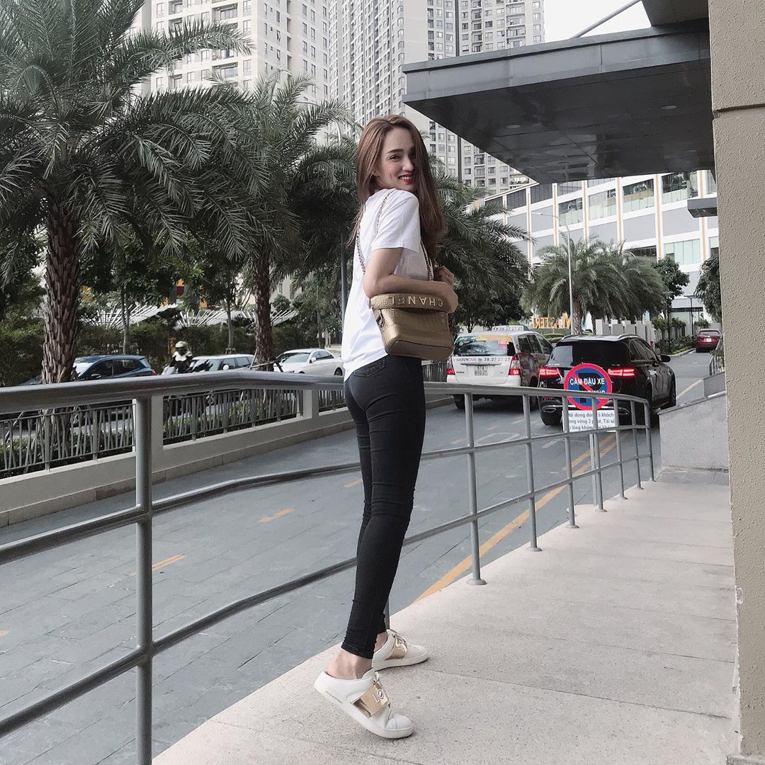 Làm chủ công thức diện đồ đen - trắng với 13 ý tưởng từ sao nữ Việt, và style của bạn sẽ lên đời thấy rõ-2