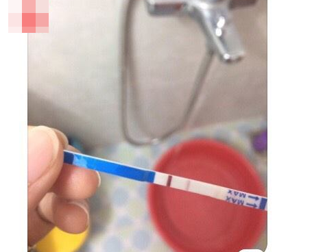 Mới quen 2 tuần bạn gái đã gửi que thử thai 2 vạch, chàng trai cầu cứu dân mạng liền nhận được câu hỏi bất ngờ