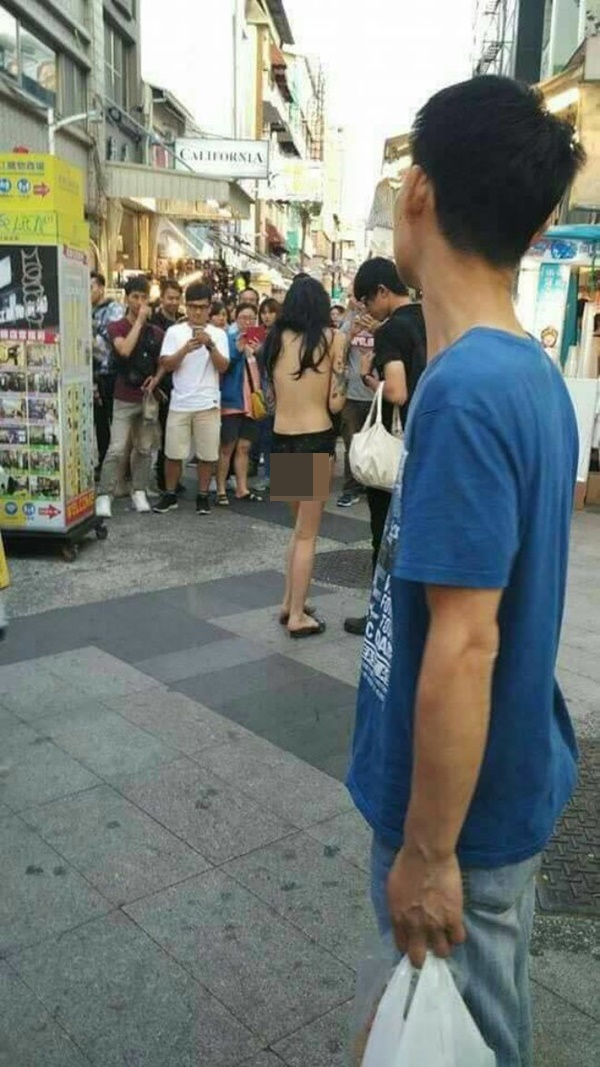 Cô gái mặc độc quần chíp, lộ vòng 1 dưỡn dẹo thả dáng khiến dân tình náo loạn-3